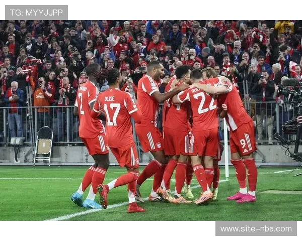 拜仁球迷巴黎街头高歌“伦敦之王”，致敬欧冠对英全胜战绩