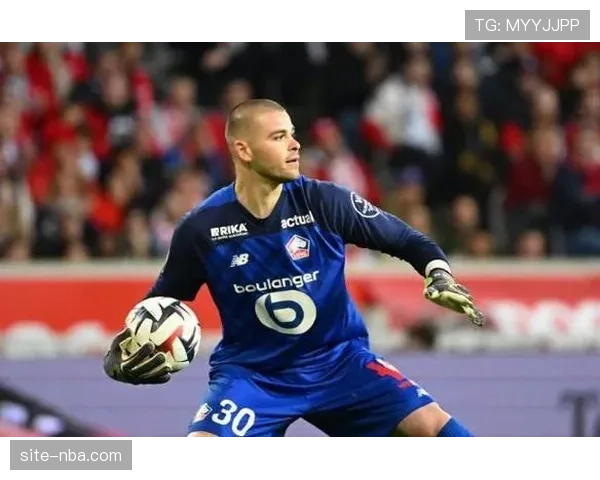 特写：里尔门将切瓦利尔，他是球队高居积分榜第三的基石